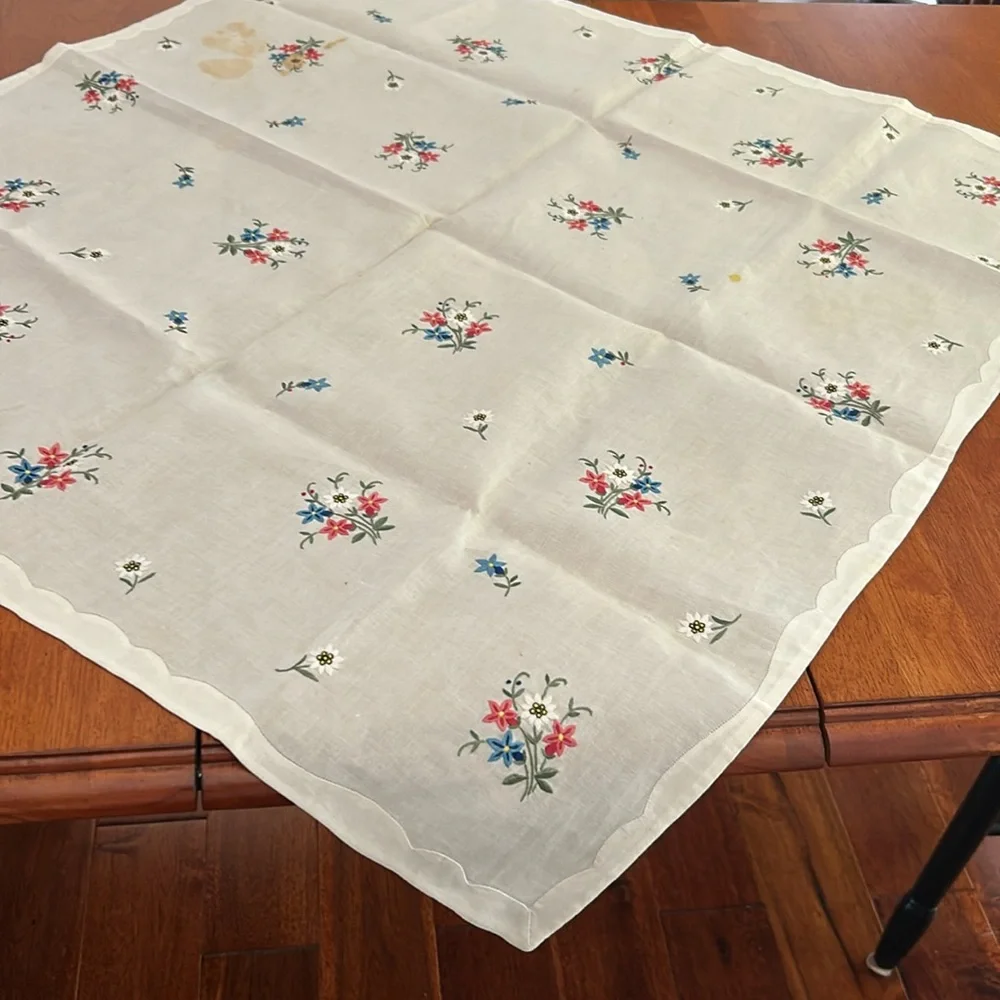 Beautifully embroidered tablecloth made in Switzerland with 4 napkins